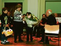 Zwei Jungen aus dem Oratorium Don Bosco und die Leiterin der Einrichtung, Chr. Schimmer, bedankten sich bei Dr. D. Pöller und den Musikern für ihren Einsatz und überreichten Blumen und Don Bosco-Medaillen. F: VA