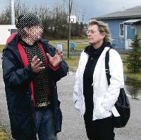 Die Migrations- und Integrationsbeauftragte des BA, Angelika Pilz-Strasser im Gespräch mit einem Bewohner der Notunterkunft.Foto: lix