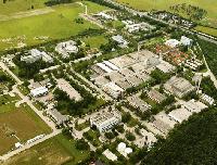 Fast so groß wie eine eigene kleine Stadt: Das »Helmholtz-Zentrum München« in Neuherberg. Foto: Helmholtz-Zentrum München