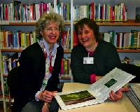 Hermine Scherer (re.) strahlt: Ihre Bücherei im Krankenhaus Bogenhausen ist gerettet und sie kann sich weiter um das literarische Wohl von Patienten, wie Anne Ruthven (li.), kümmern.	Foto: ak
