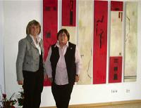 Helga Marquardt und Erika Himmelreich (von rechts) freuen sich über die Rückkehr ihrer Bilder. 	Foto: VA