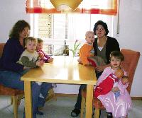 Hat jemand Platz für Monika Almer mit ihren Kindern Lukas (fast 2) und Hannah (3), sowie für Mareike Kiy mit Christian (1) und Johanna (3)? 	Foto: maho