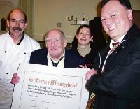 Georg Schopf (Mitte) wird ausgezeichnet: Der Goldene Meisterbrief der Bäckerinnung.	Foto: pb