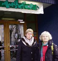 Die Stadtteil-Politikerinnen Hannelore Schrimpf (links) und Kathrin Koop setzen sich für mehr Nachhilfe und Berufsberatung im Mooskito ein.Foto: bide