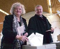 Werner Lederer-Piloty und seine Frau Petra Piloty (beide im Bezirksausschuss Schwabing-Freimann) waren schon bei der Stimmabgabe optimistisch.Foto: cr