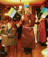 »Farbenlehre« mit Frater Schorsch: Neufahrns Fastenprediger kann jede noch so bunte Fahne beliebig einer Partei zuordnen.	Foto: ba