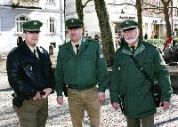 Polizeihauptkommissar Olaf Schleicher und die Kontaktbeamten Ernst Schach und Peter Woska (v. li.) zeigen an der Münchner Freiheit Präsenz. 	Foto: ks
