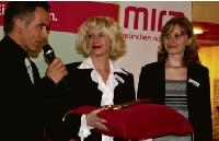 Center-Managerin Sabine Zimmerer (Mitte) präsentiert mit Assistentin Katja Kraneis und Moderator Barry Werkmeister den neuen Schlüssel. Foto: em