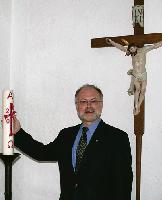 Pfarradministrator Alfons Friedrich von St. Wolfgang präsentiert stolz seine Osterkerze.  Foto: ks