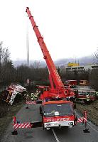 70.000 Euro Sachschaden: Bei einem Unfall an der Auffahrt zum Föhringer Ring stürzte das Feuerwehrauto in den Straßengraben. Foto: Feuerwehr