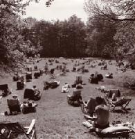 Liegestühle gab es bereits 1964 im Englischen Garten: Sonnenhungrige an der heutigen Busstraße auf der Seite des Kleinhesseloher Sees. Foto: C. Bauer