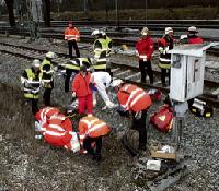Feuerwehr und Notarzt versorgen den von der S-Bahn erfassten Techniker. Foto: FW