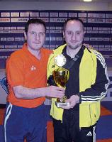 Die Erfolgstrainer Necdet Bayraktar und Bülent Koley mit dem Pokal für den zweiten Platz der Mannschaftswertung.	 Foto: VA