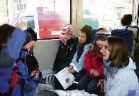 Beim Vorlesen in der Tram versucht Erzieherin Kerstin Götz die Kinder aktiv miteinzubeziehen. Im Freien erklärt Waschbär Willi die Natur. Foto: ks