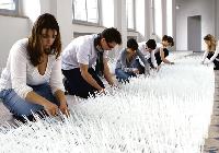 Kunststudenten bereiten die Installation »Der dritte Raum« vor, die in der Pinakothek der Moderne im Rahmen einer Jubiläumsschau zu sehen ist. Foto: O. Sachs