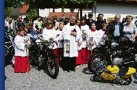 Auf in die neue Saison: Der katholische Geistliche Karl-Eugen Maute aus Aschheim hat 2007 die Motorräder gesegnet. Foto: Privat