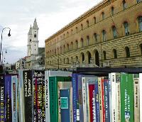 Auf der Ludwigstraße können die Bücher der Stabi nicht gelagert werden  also muss ein Neubau her! Foto: maho/Collage: clash