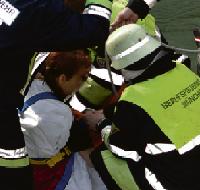 Mit dem Schrecken davon kamen die beiden Schlauchbootfahrerinnen. Foto: Feuerwehr