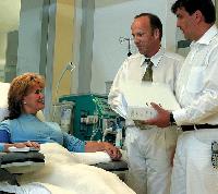 Eine helle und freundliche Atmosphäre und kompetente Versorgung durch ein Ärzteteam gehören selbstverständlich zum Dialyse-Rundum-Service.