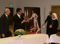 Herzog Franz von Bayern und Baron von Bechtolsheim überreichten der Generaloberin das Bild von König Ludwig I. Foto: VA