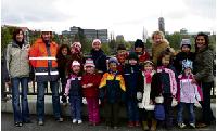 Birgit Focht (li.) von der Stadtentwässerung stand den Kindergartenkindern vom Mariahilfplatz Rede und Antwort an der Reichenbachbrücke. 	Foto: ak	
