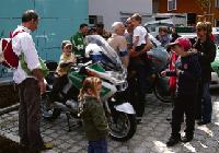 Probesitzen auf der grünweißen Rakete: Viele Kinder genossen das Gefühl, einmal auf einem echten Polizei-Motorrad sitzen zu dürfen. 	Foto: ba