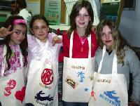 Auch diese vier Mädchen der Willy-Brandt-Gesamtschule hatten sichtlich Spaß an ihrem »Girls Day« in der Diakonie Hasenbergl.Foto: Diakonie