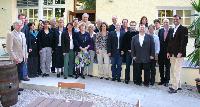 Die 25 Bezirksausschussmitglieder vor der Traditionsgaststätte »Alter Wirt«. 	 Fotos: wei