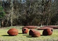 Im Garten des Französischen Kulturinstituts sind unter anderem die Objekte von Vincent Barré zu sehen. 	Foto: VA