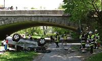 Wie durch ein Wunder ist bei dem Unfall an der Wittelsbacher Brücke kein Spaziergänger verletzt worden. Foto: Feuerwehr
