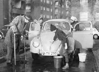 Ikone der jungen Bundesrepublik: der VW Käfer aus Michael Wulfes Dokumentation Unsere 60er-Jahre.	Foto: VA