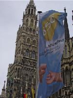 Geburtstags-Fahnen mit dem 850-Jahre-München-Logo zieren derzeit den Marienplatz. Foto: LM München, Matthias Strauss