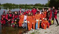 Gut gelaunt geht es gleich los: Die Mitglieder der Feldkirchener Wasserwacht sammeln  unter anderem Müll am Ufer des Heimstettener Sees ein.	Foto: ko