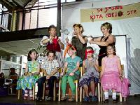 Mit einem amüsanten Theaterstück blickten Erzieherinnen und Kinder auf 50 Jahre Entwicklungsgeschichte der Pädagogik  zurück.	Foto: Föll