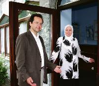 Laden zu Einblicken in die Freimanner Moschee ein: Pfarrer Norbert Ellinger und Ina Al-Moneyyer vom Islamischen Zentrum.	Foto: em
