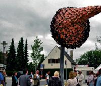 Das Kunstwerk »Westhang«, ein Baum mit einem Stamm aus Eisen und Blättern aus Kupfer, ziert nun den  Unterföhringer S-Bahnhofes.Foto: ko
