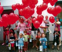 Rote Luftpost  Die Kärtchen an den Luftballons warben für die soziale Arbeit des Müttertreffs.	Foto: sd