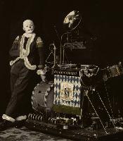 Multitalent Karl Valentin 1907 als Clown mit seinem Orchestrion.	Foto: Valentin-Karlstadt-Musäum