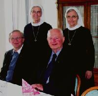 Pater Wolfgang Bauer und die Schwestern Theodolinde Mehlstetter und Veneranda Sachsenhauser  (v.li.) gratulierten dem Jubilar herzlich. F.: VA