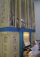 Organistin Schwester Anna Maria Burgauer freut sich über die neue Orgel.	Foto: Pfarrei