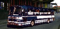 Schon der Bus für die Brückentour ist eine Attraktion: Es handelt sich um einen Reisebus aus dem Jahre 1966.	 Fotomontage: VA