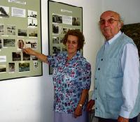 Olga und Erwin Riederer zeigen auf ein Foto, auf dem Olga mit Schultüte abgebildet ist.	Foto: Föll
