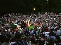 Viele freuen sich schon das ganze Jahr auf die Juli-Wochenenden, wenn das Münchner Sommertheater wieder im Amphitheater spielt. 	Foto: VA