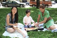 Little China: Xiahong Fei (links im Bild) und Caroli Dienst werden Kinder wie Alexander deutsch-chinesisch erziehen. Foto: sa