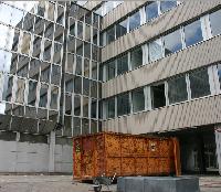 Der Abriss an der Hochstraße 17 hat begonnen: Zunächst muss das Bürogebäude vom Asbest befreit werden, danach wird es bis auf die Tiefgarage abgerissen. Foto: ak