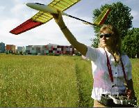 Die Stadt macht ernst  zum Beispiel dürfen Hobby-Modellflieger wie Simone Demmel nicht mehr auf der ehemaligen Panzerwiese starten.	 Foto: ko