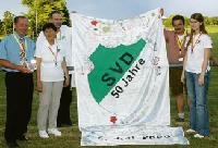 Hunderte von Mitgliedern unterschrieben zum Jubiläum auf der Fahne, die die Kinder aus dem Ort dem SV Dietersheim schenkten.	 Foto: ba