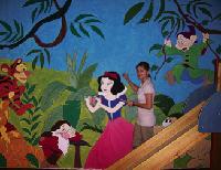 Disney-Motive im Müttertreff: Marzena Tufan verschönert den offenen Treff. Foto: S. Delgado
