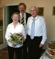 Stadtrat Dr. Reinhard Bauer (m.) gratuliert Edith und Gotthard Dziemballa zum 65. Hochzeitstag.Foto: wei