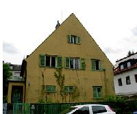 Seit Jahren verfällt dieses Haus in der Limburgstraße 13 in Ramersdorf. Trotz zahlreicher Beschwerden lässt sich rechtlich nichts machen.	Foto: A. Boschert